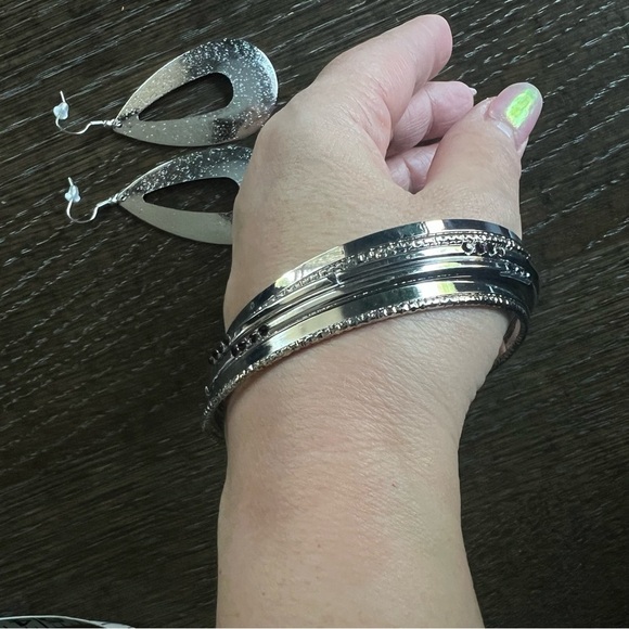 NEW Bangles and earrings Set, silver tone metal, lightweight - Picture 4 of 6